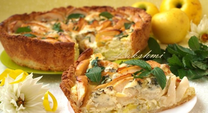 Яблочно-луковый пирог с голубым сыром