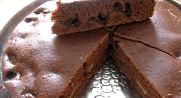 Шоколадный пирог с бананом и вишней