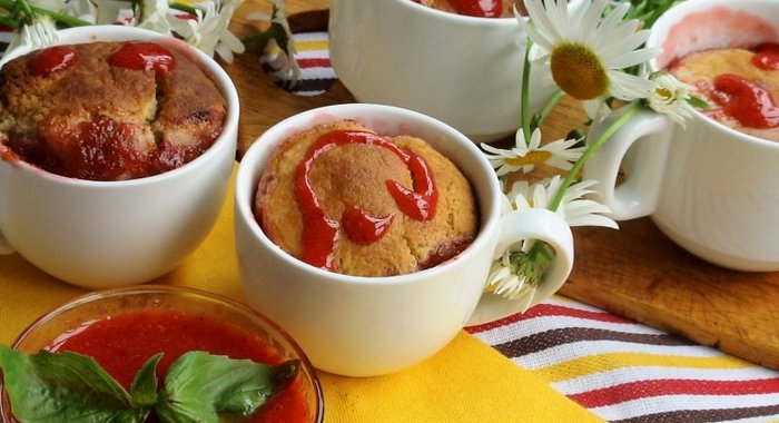 Булочки, запеченные в соусе из ревеня