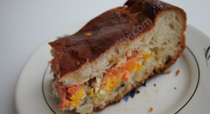 Рыбный пирог с семгой из дрожжевого теста