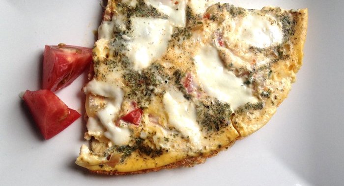 Омлет с помидорами, сладким перцем и сыром моцарелла