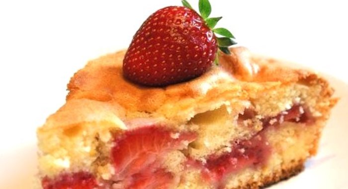 Пирог с клубникой в мультиварке