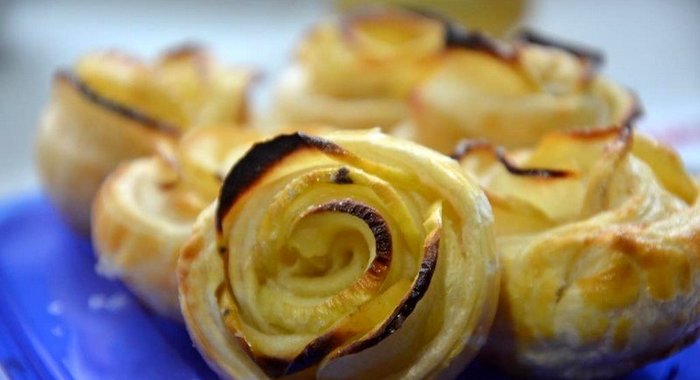 Розочки слоеные с яблоками