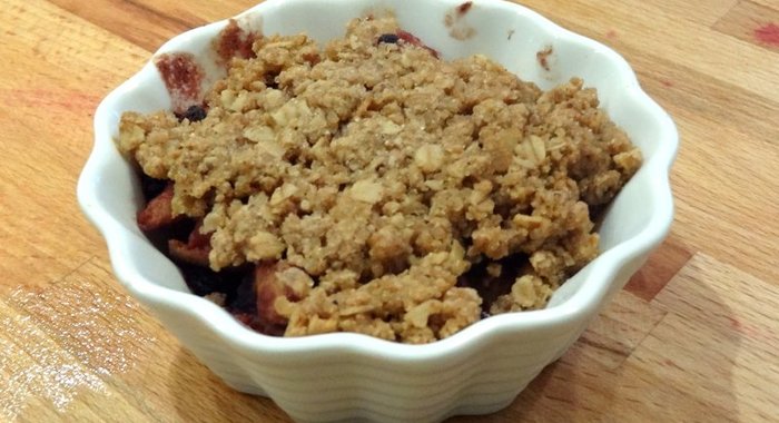 Порционный грушево-черничный крамбл с гречневой мукой