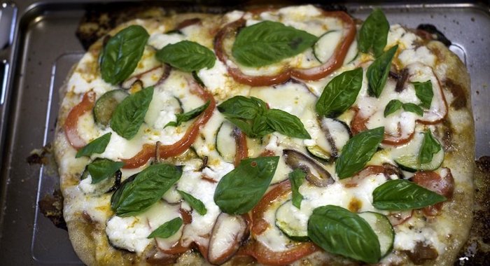 Пицца с творогом и помидорами