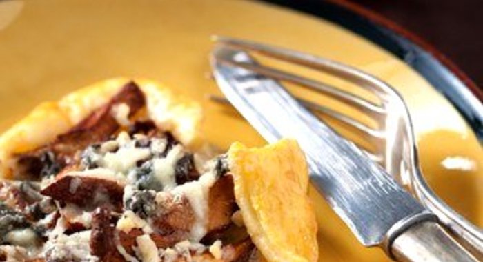 Тарт с белыми грибами, беконом и сливочным соусом из козьего сыра