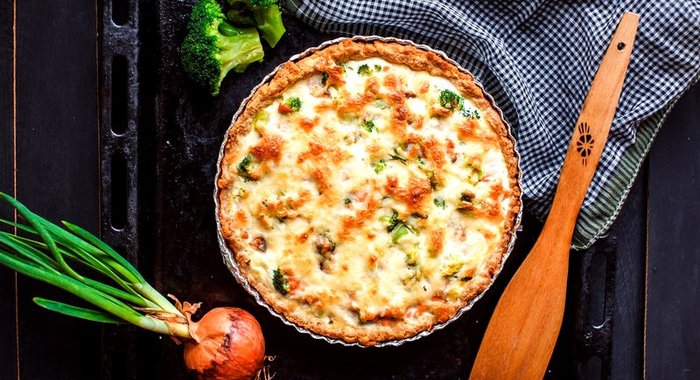 Киш с красной рыбой и брокколи