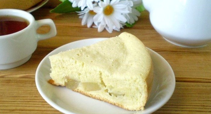 Пирог из бисквитного теста со сладкой грушевой начинкой в мультиварке