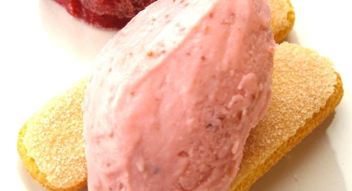 Санди с клубничным мороженым и савоярди