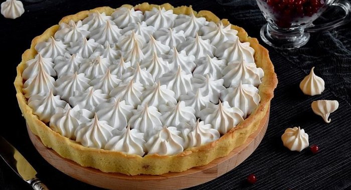 Песочный пирог с брусникой и меренгой