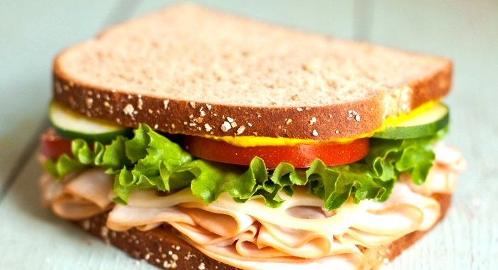 Бутерброды с колбасой на праздничный стол