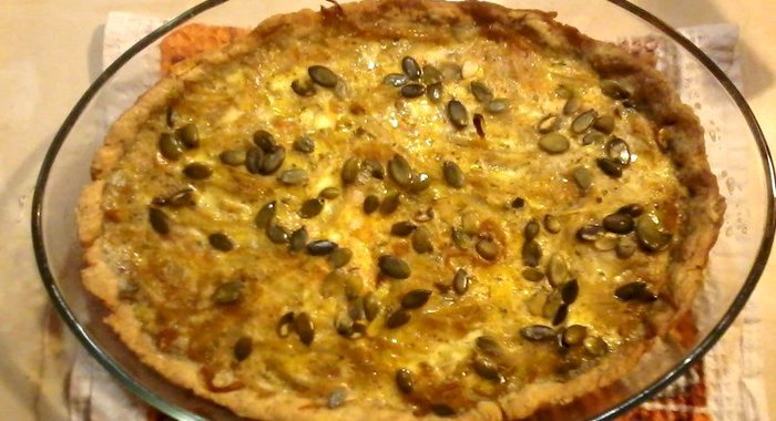 Луковый пирог с тыквенными семечками