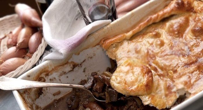 Мясной пирог под слоеным тестом