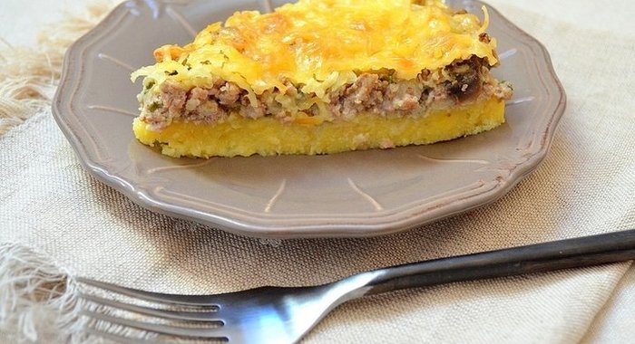 Пирог с полентой и мясом
