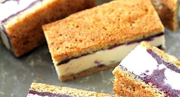 Мини-бисквиты со сливочно-черничным мороженым