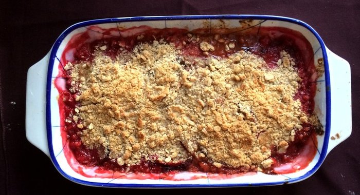 Безглютеновый крамбл из сливы с ревенем