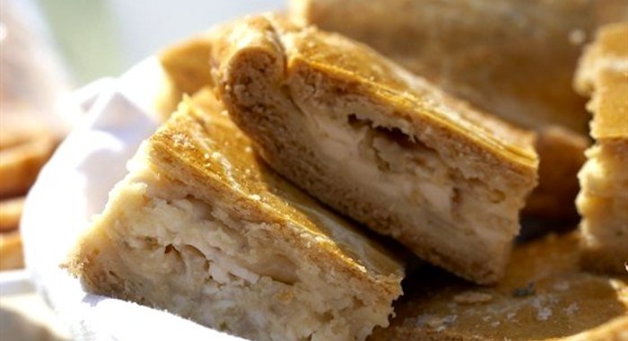 Луковый пирог на слоеном тесте