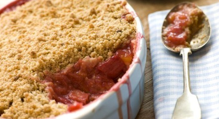 Пирог с крошкой и с ревенем