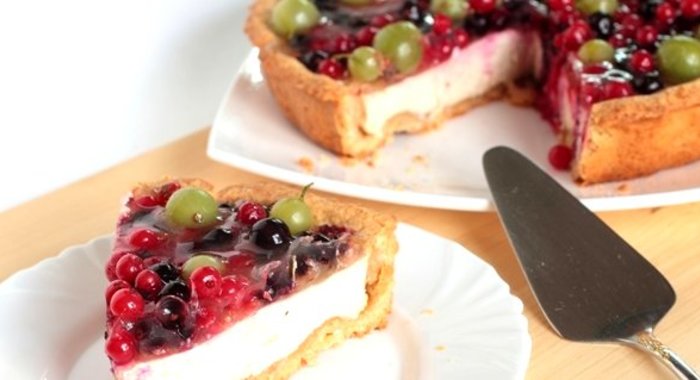 Пирог с ягодами и желе