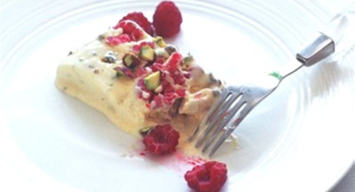 Малиново-фисташковое семифреддо с розовой водой