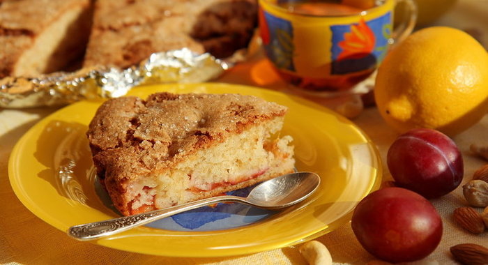 Быстрый пирог со сливами