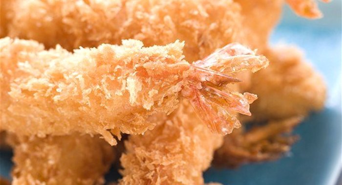 Жареные тигровые креветки в панировке с соусом