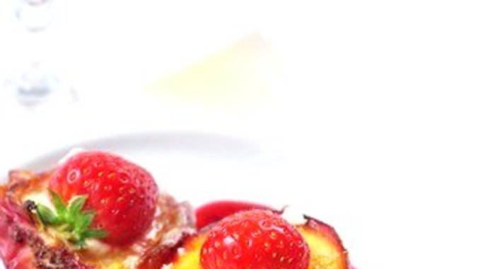 Нектарины с творогом и клубникой