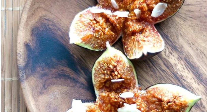 Инжир с медом, миндалем и риккотой