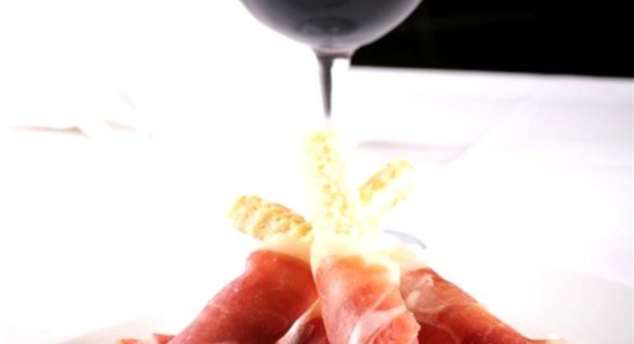 Пряные палочки с ветчиной и сыром