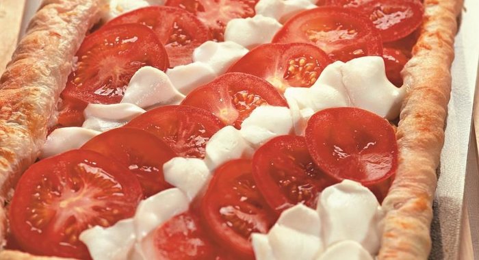 Пирог с помидорами и моццареллой