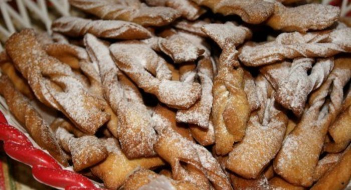 Хворост с сахаром