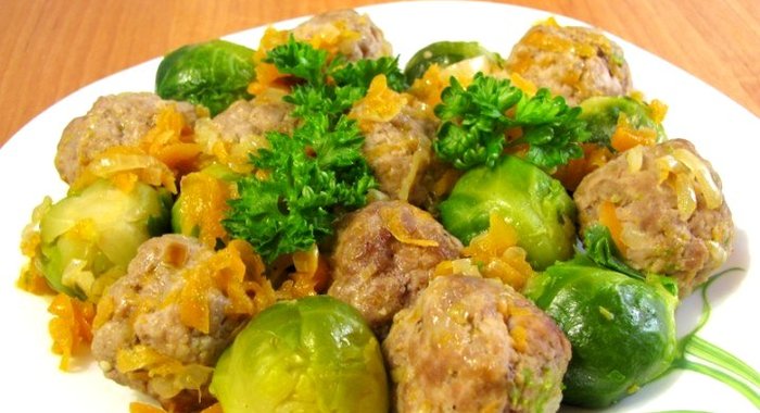 Брюссельская капуста с фрикадельками