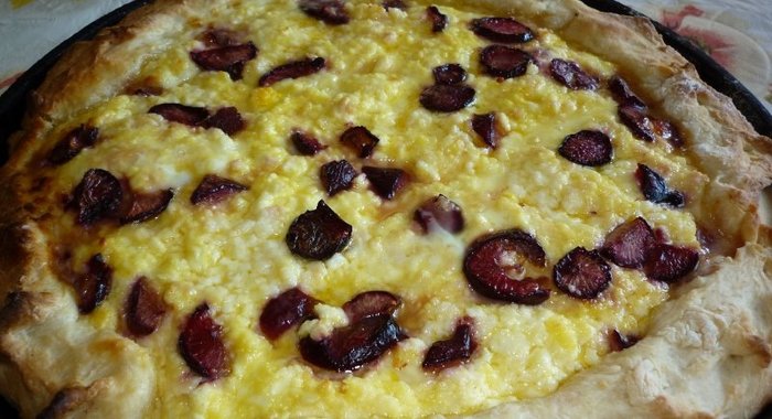 Ватрушка с творогом и сливами