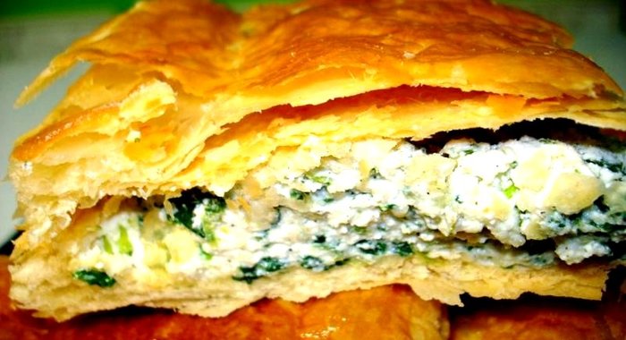 Слоёный пирог с творогом и шпинатом