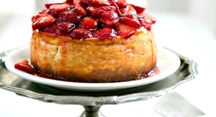 Чизкейк «Нью-Йорк» с клубничным соусом