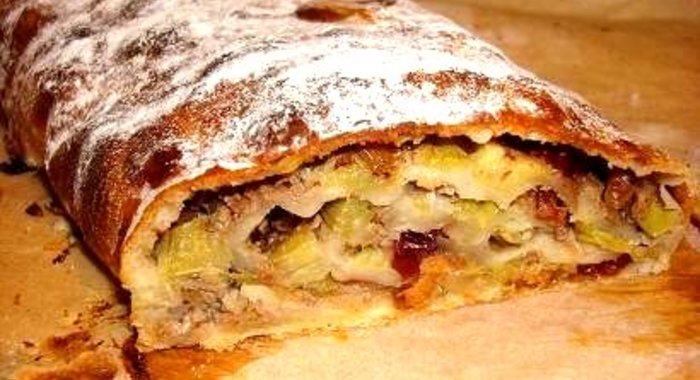 Штрудель с ревенем, сушеной клюквой и грецкими орехами