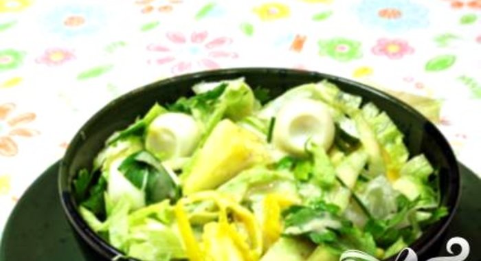 Летний салат с латуком и ананасом