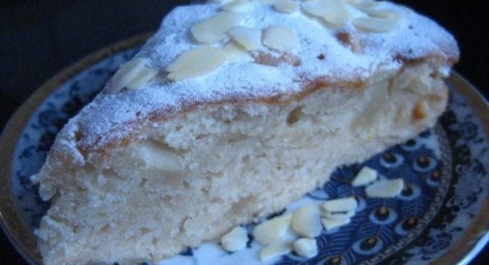 Медовый пирог с грушами и яблоками (без яиц)