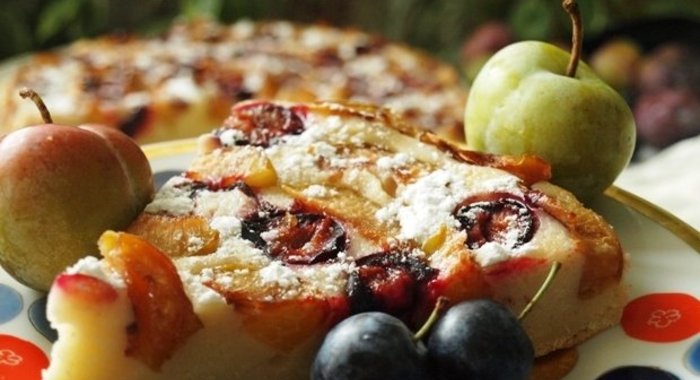 Ароматный сырно-сливовый пирог