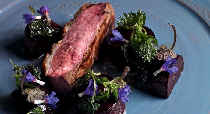 Утка со свеклой и крапивой