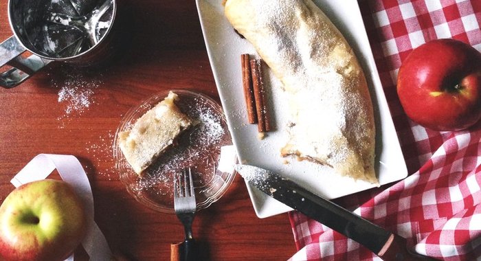 Штрудель яблочный с цедрой лимона