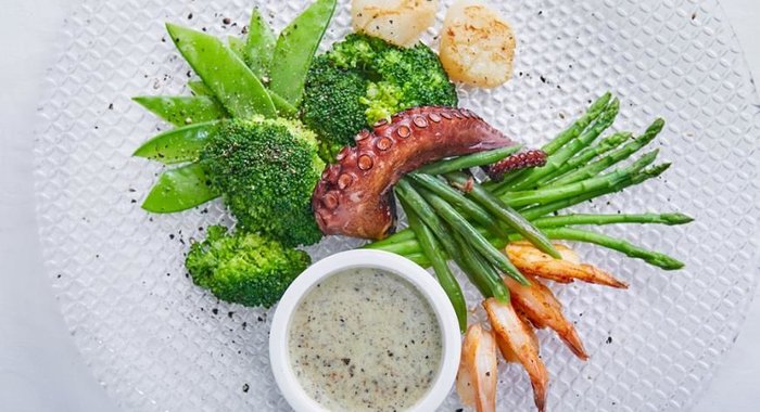 Теплый салат из морепродуктов с зелеными овощами и трюфельным соусом