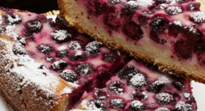 Пирог сметанник с ежевикой