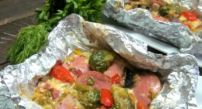 Сардельки с овощами в фольге