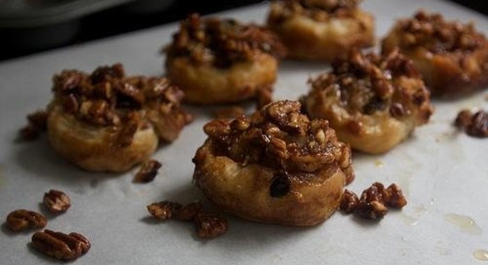 Булочки с корицей, орехами и изюмом