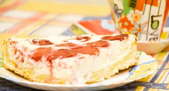 Творожный пирог с клубникой
