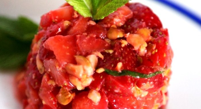 Клубника с фисташками