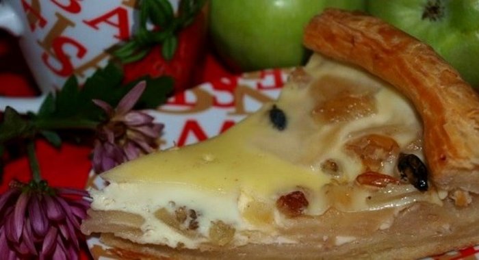 Слоеный пирог с яблоками из готового теста