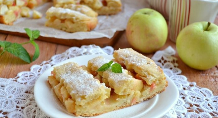 Пирог из творожного теста с яблоками