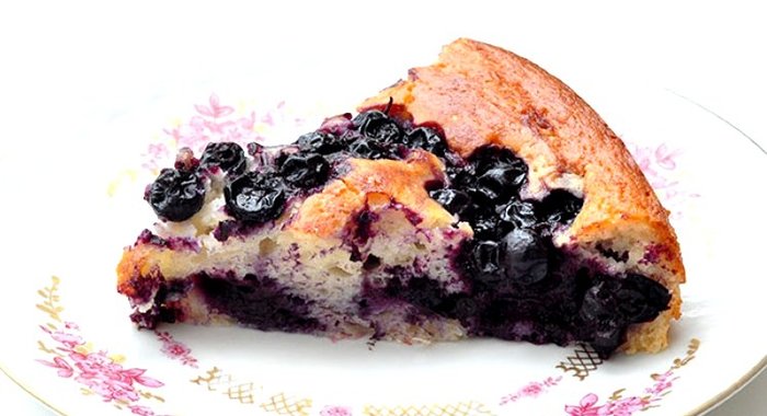 Пирог с творогом и черной смородиной